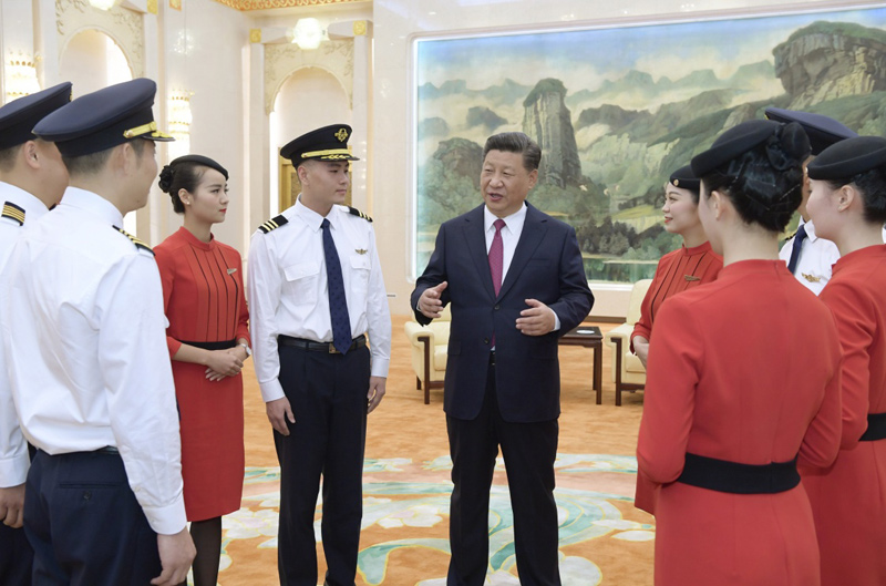 中共中央總書記、國家主席、中央軍委主席習近平專門邀請四川航空“中國民航英雄機組”全體成員參加慶祝中華人民共和國成立69周年招待會。這是9月30日下午國慶招待會前，習近平在人民大會堂親切會見他們。