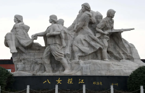 【HEF黨建小課堂100講】第六十講：悲壯！八位女戰士相互攙扶，一步一步走進刺骨的河中……(圖6)