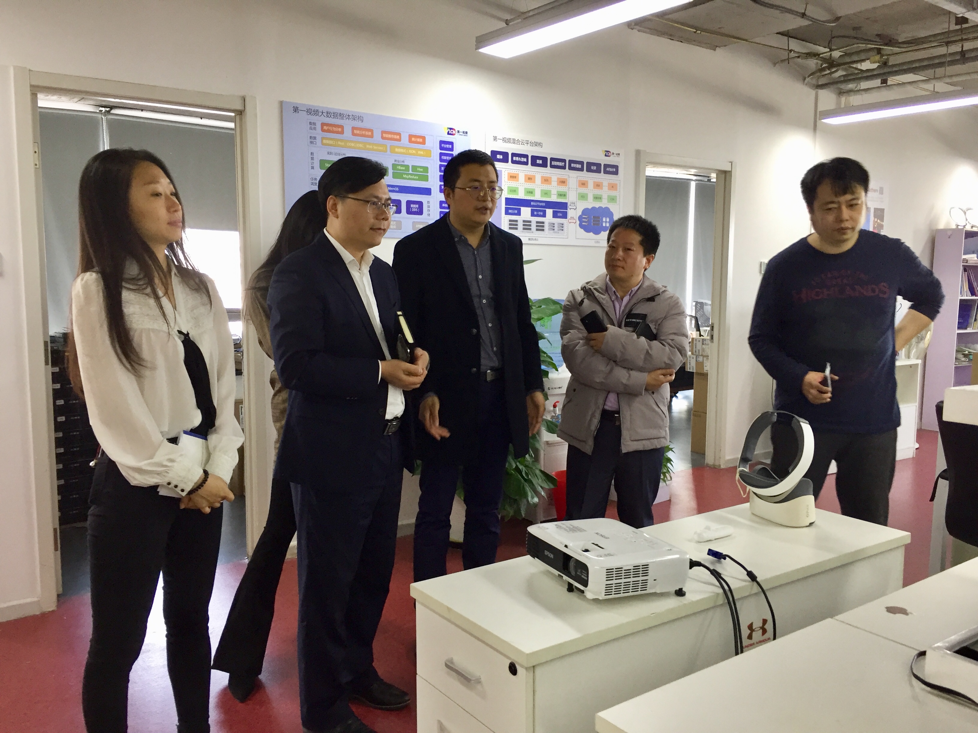 朝陽區(qū)總部企業(yè)聯(lián)合會熊申坤秘書長一行走訪第一視頻集團(圖4)