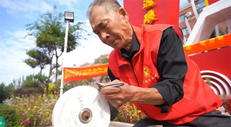先鋒模范 | 范恩武：七旬“全能型”老人學(xué)雷鋒 服務(wù)群眾不止步(圖1)