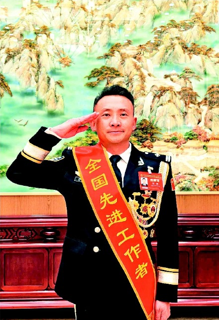 先鋒模范 | 劉鵬：格桑花開映雪山 “雷鋒所長(zhǎng)”守平安(圖1)